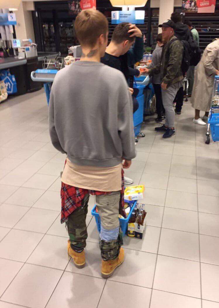haha ga je ff booschappen doen in de albert heijn staat justin bieber voor je in de rij
