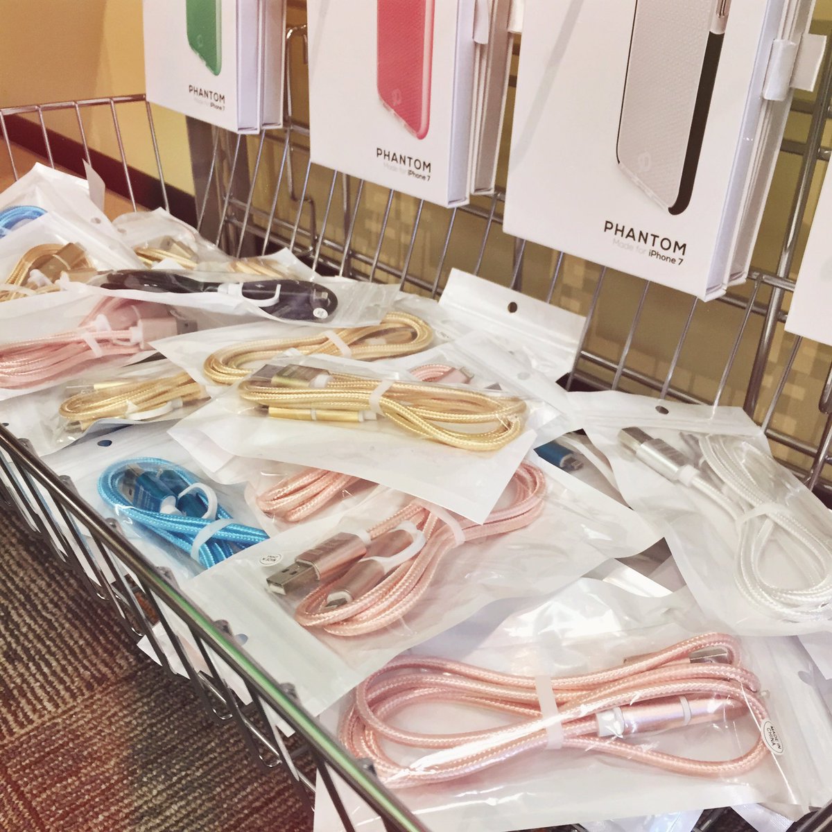 dpglendale's tweet photo. Come by our store and mention this post to get a free charger! #glendale #devicepitstop #free https://t.co/yGXFoBnZ67