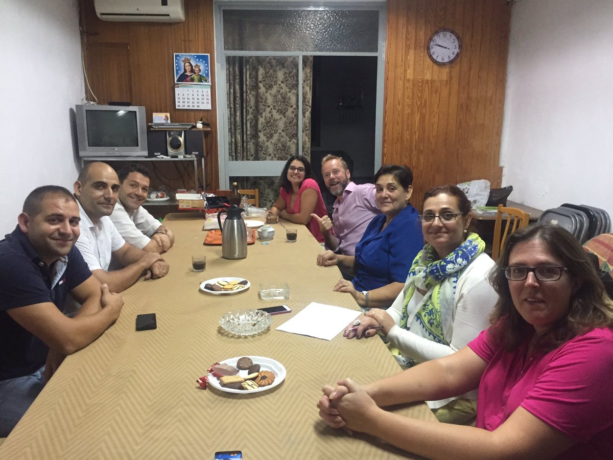 divinocostado's tweet photo. Reunión del #DivinoMagazine para preparar el próximo número, si es que #somosdivinos y lo preparamos todo #divinamente https://t.co/P7oJIQuOWx