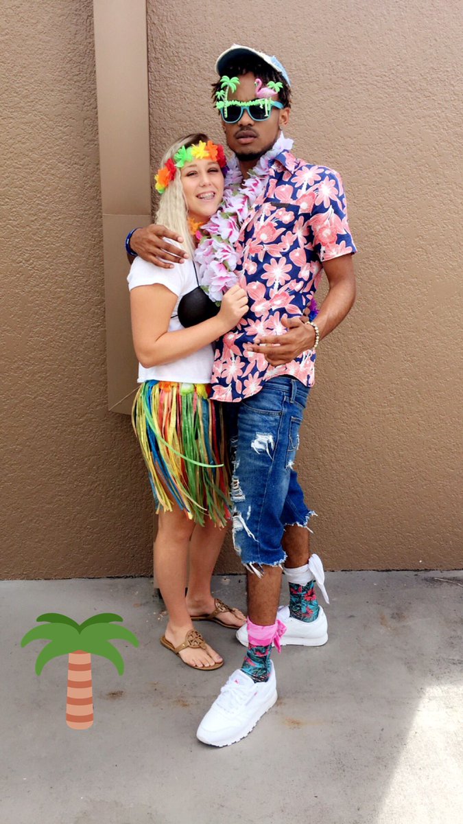 knzieeeee's tweet photo. HOCO day 2! #letsgetlaid 🌺🌴🍍 https://t.co/RCqdnCR87r