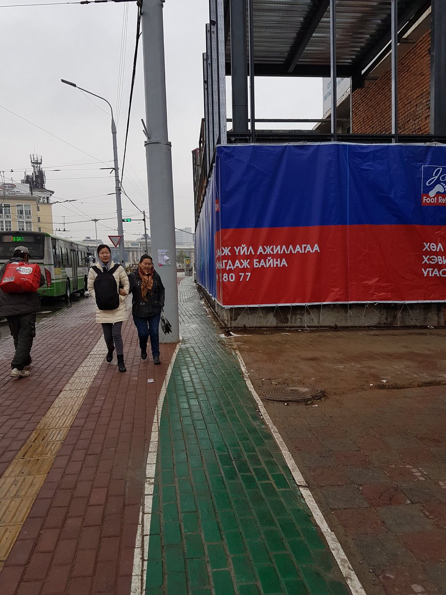 Сайн мэдээтэй. 
Нөгөө айл хаалтаа татаж дугуйн замыг чөлөөлжээ. Бусдын эрхийг хүндэтгэсэнд ГЯЛАЙЛАА