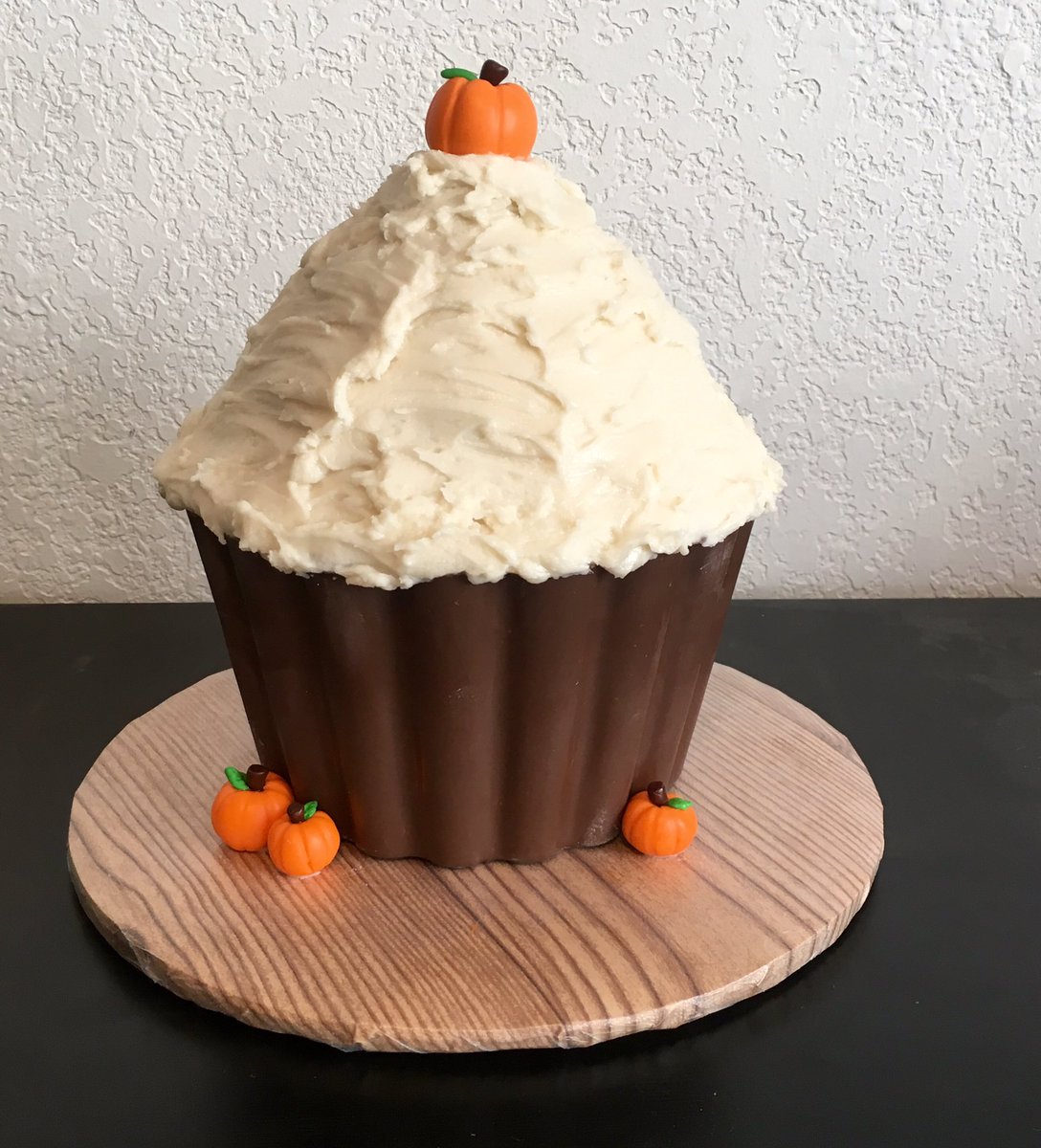 Tammi_inCO's tweet photo. Waiting for my customer to pick up her cake! #FallBirthday #SpiceCake #CreamCheeseIcing #ChocolateWrapper #WhyIsntThereAPumpkinEmoji https://t.co/4esyrSdXGL