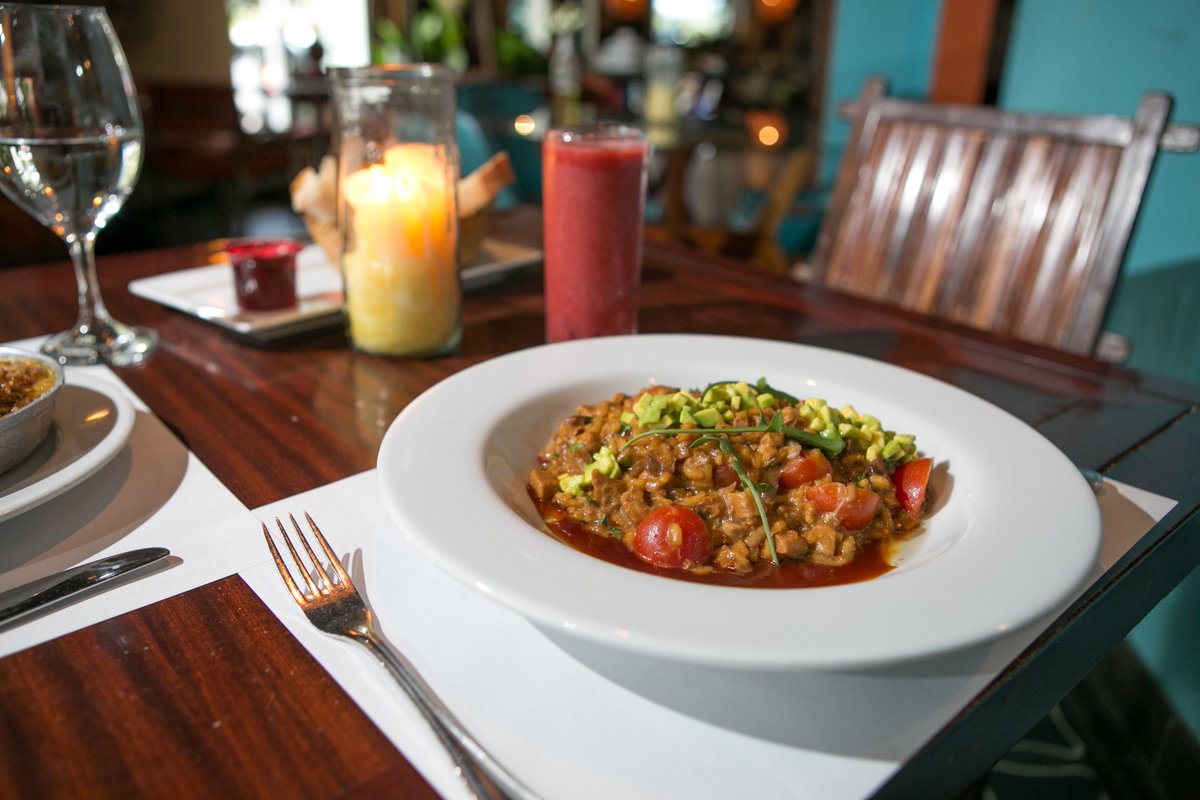 Hora de la cena en Mokambo.