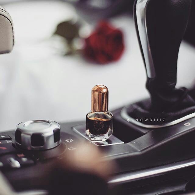 🎶
عطرك اللي ضمني لحظة لقا
غيّب الدنيا ،، وغيّبني معاه  !