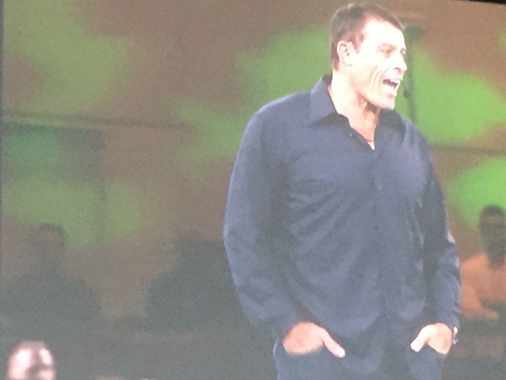 Can't not get the energy up when <a href="/TonyRobbins/">Tony Robbins</a> walks on stage and hugs it out w/ <a href="/Benioff/">Marc Benioff</a> <a href="/Dreamforce/">Dreamforce</a> #giants #DF16
