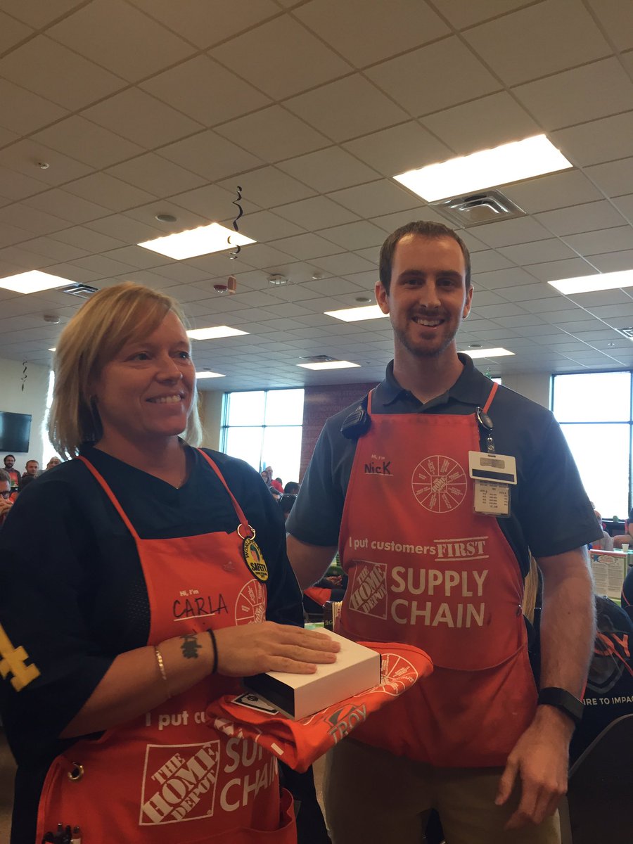 TroyDFC6707's tweet photo. Recognizing our key 1 and 2 AOM, Carla R. and Scott S. Thank you for going above and beyond! #troyteam #6707 @HuntLance @cgerdemann https://t.co/yAGa2G61pb