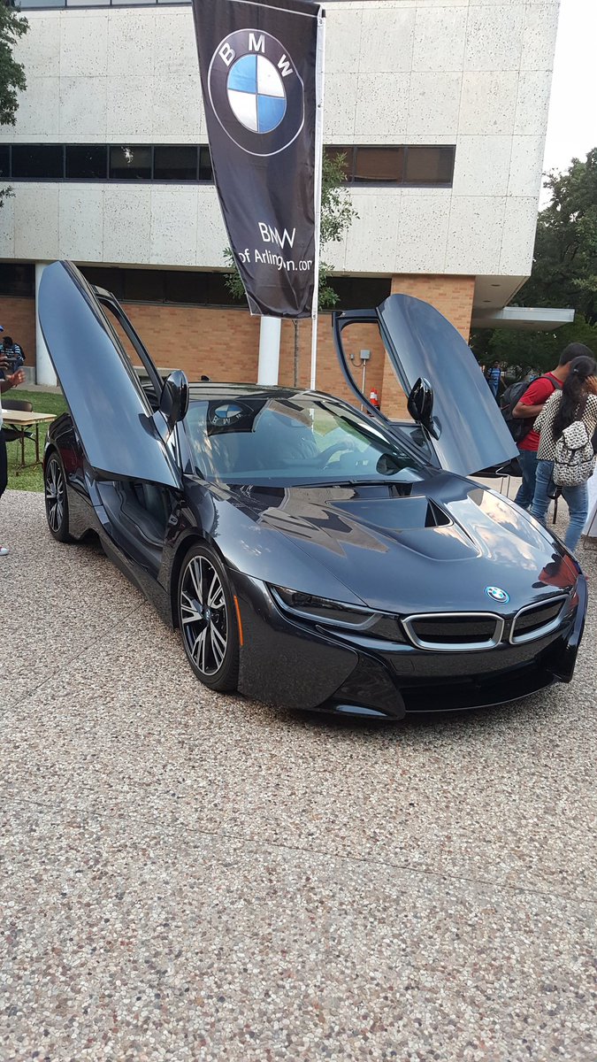 TaylorColeGiles's tweet photo. Clean ass BMW i8 at the UTA campus https://t.co/Er2mKZc6kr