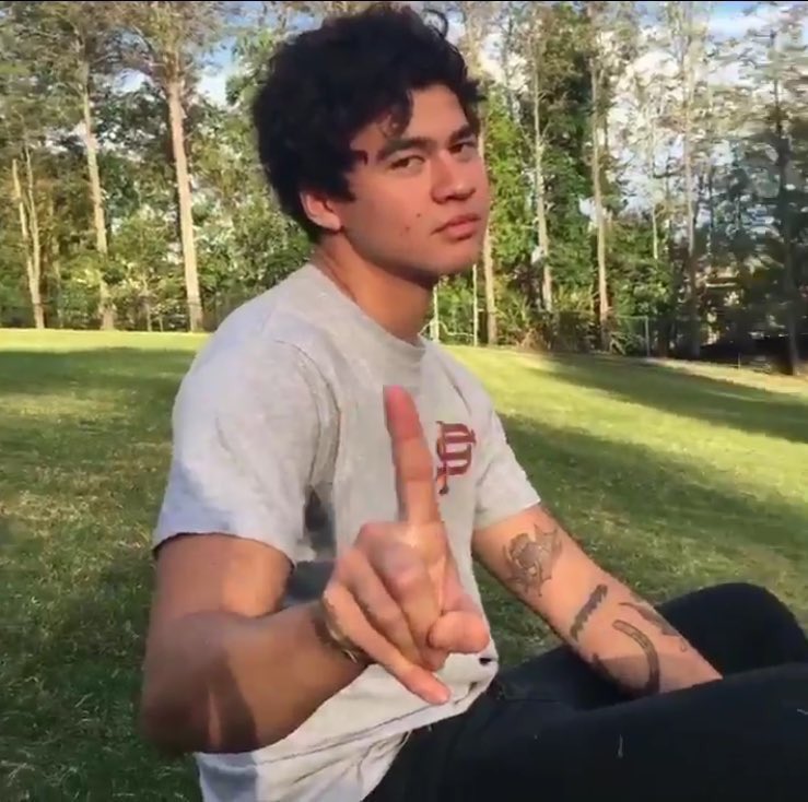 hi dudes, not new just a new acc. in need of friends so if ur interested slide into my dms ! here's me shaking my finger at u for not rting