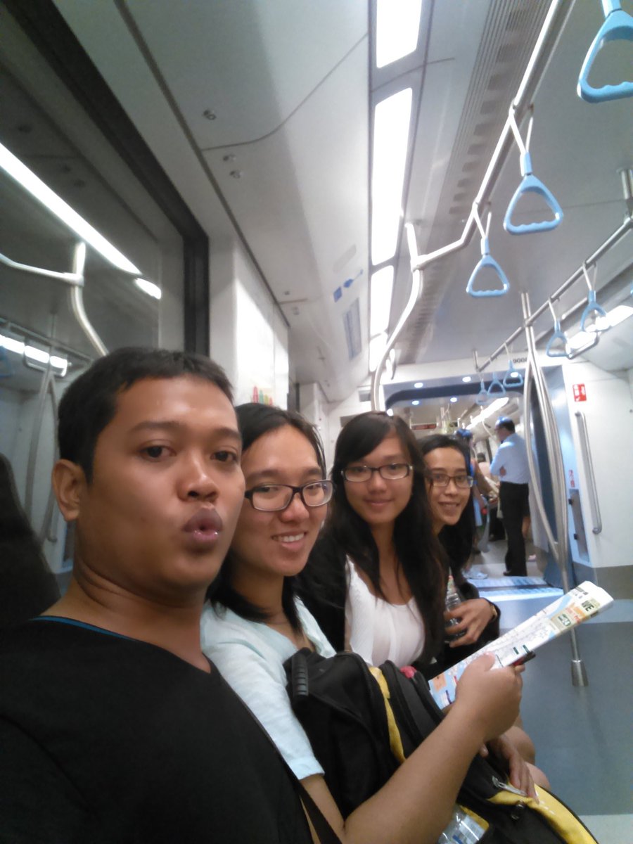 nov3namg's tweet photo. Keseruan naik transportasi umum
@Trans7OnTheSpot @TRANS7 #OTS7NaikTransportasiUmum https://t.co/Xhed5G3OcZ