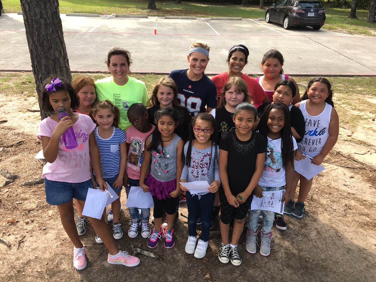 87emma2435's tweet photo. First laps outside today with our fab girls! #goalsetting @RiceElementary @GOTRHouston @racheljames0619 @mlandaya https://t.co/zxUHuyZmIm
