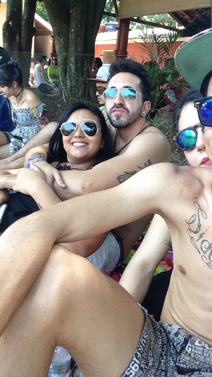 ArcanneMusic's tweet photo. Eu queria dizer que amo essa foto e vou protege-la, mas seria melhor se o migs tivesse menos loco pra fotografar. #mayafullmoon #maia #rave https://t.co/KHPlCRICmN