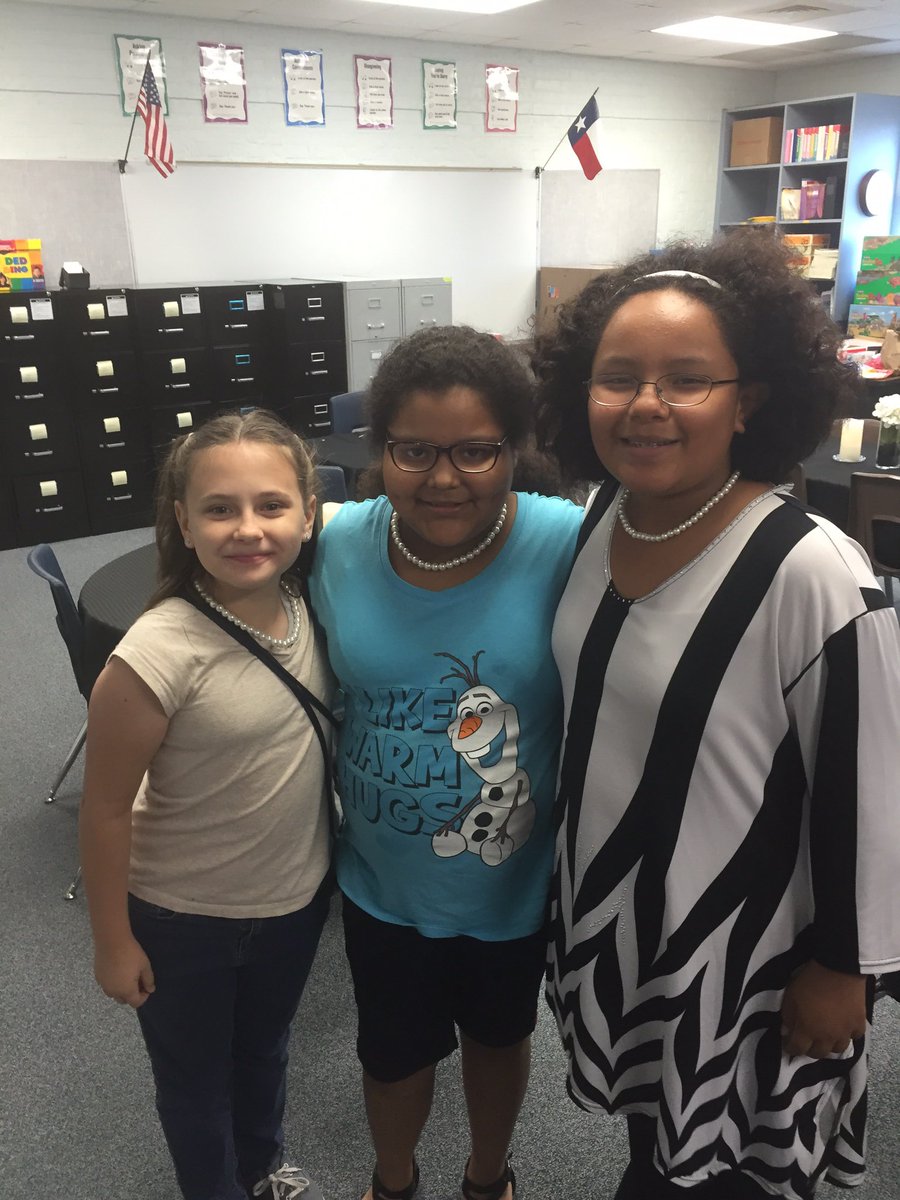 dbrewer0419's tweet photo. @KaufmanISD #KISDLions Ms. Singley's class learning etiquette and manners. Thank you Mrs White. https://t.co/7C595Gza4T