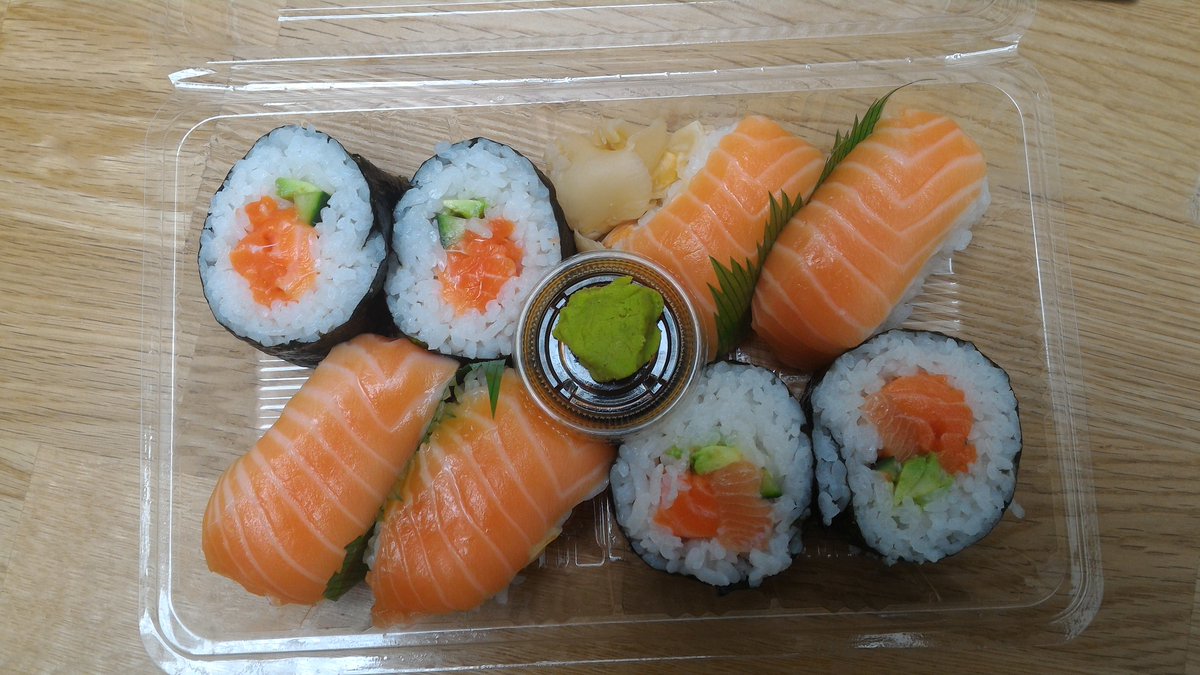 lkmuamua's tweet image. big decision made to dump my homemade lunch today for this sushi.... #kusima @CaqePepa_Inc @mboilwater @fijimedic #salivating saraga.