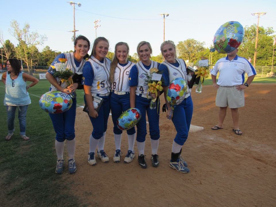 laylagrace18's tweet photo. My seniors💙💙 #morefor4 https://t.co/ii6g4XJZ9Y