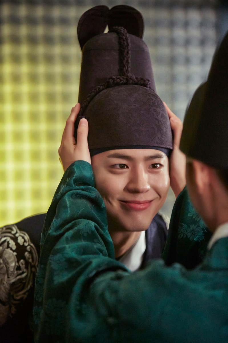 Korseries's tweet photo. พัคโบกอม ระหว่างถ่ายทำละคร #MoonlightDrawnByClouds ช่อง KBS น่ารักไม่ไหวแล้ว!!!😍😍😍 https://t.co/zNfpVvM4tV