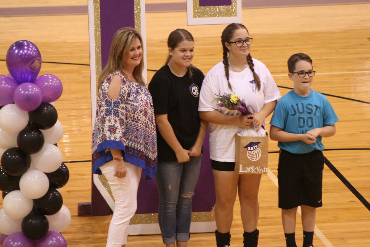 A_Litterell's tweet photo. Volleyball senior pics. (1/2) #TeamChickasha #okpreps https://t.co/6frby7Z97f