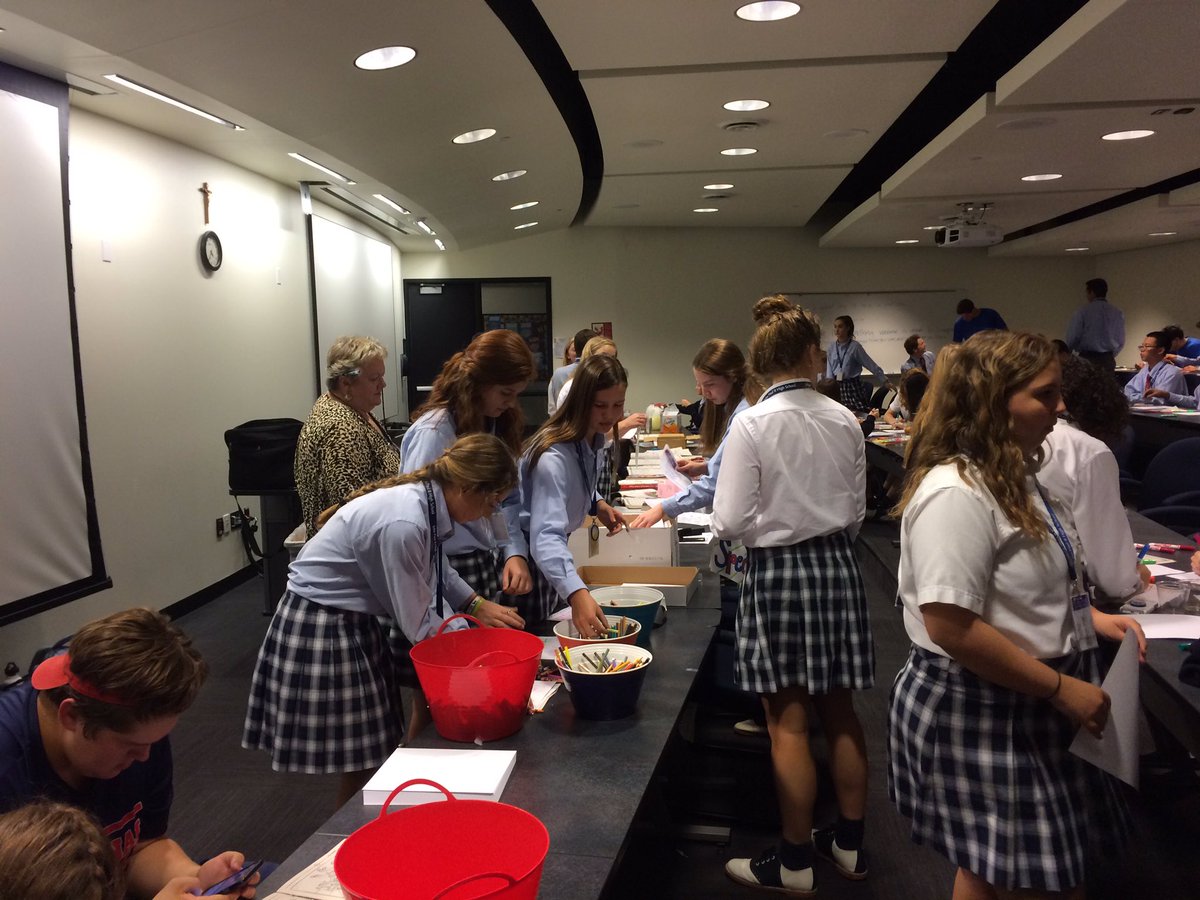JPIIHSNHS's tweet photo. A huge thank you to all of our members that helped out with the busy books! Y'all are awesome #NHS2016 https://t.co/aqEysUzYhf