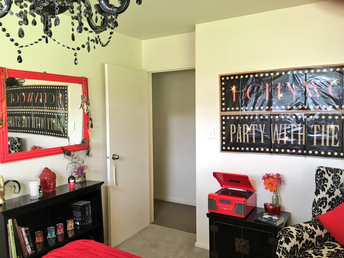 GillianNicholl8's tweet image. @E_L_James staging a  house for sale 1 bedroom used my #FiftyShades books to theme #SoVersatile ❤️