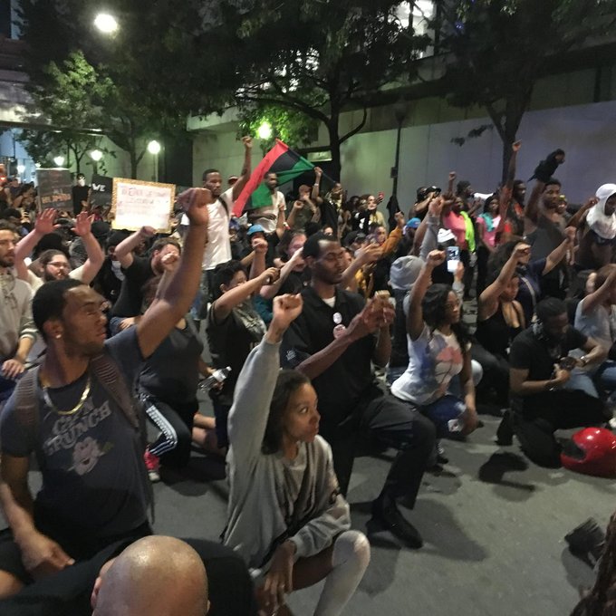 CtAb4NwWgAAl6Hq.jpg:small