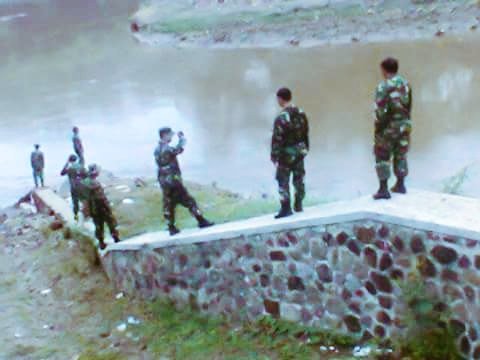 AksiGarut's tweet photo. Pencarian Jenazah korban bencana kawasan Beko.
Smangat bapak Tentara. https://t.co/hJPDEPGNmx