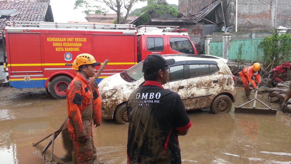 KomboBDG's tweet photo. Kombo Bandung peduli Bencana Garut
@dishub_kotabdg @GBDisiplin @KOMBO_Indonesia @diskar_bdg @prfmnews
#prayforgarut https://t.co/yeh7yTfl6V