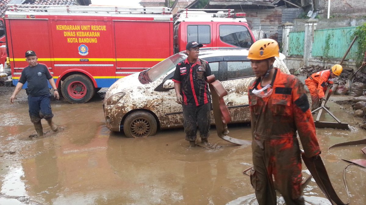 Kombo Bandung peduli Bencana Garut
<a href="/dishub_kotabdg/">Dinas Perhubungan</a> <a href="/GBDisiplin/">#GerakanBDGDisiplin</a> <a href="/KOMBO_Indonesia/">Komunitas Motor Box</a> @diskar_bdg @prfmnews
#prayforgarut