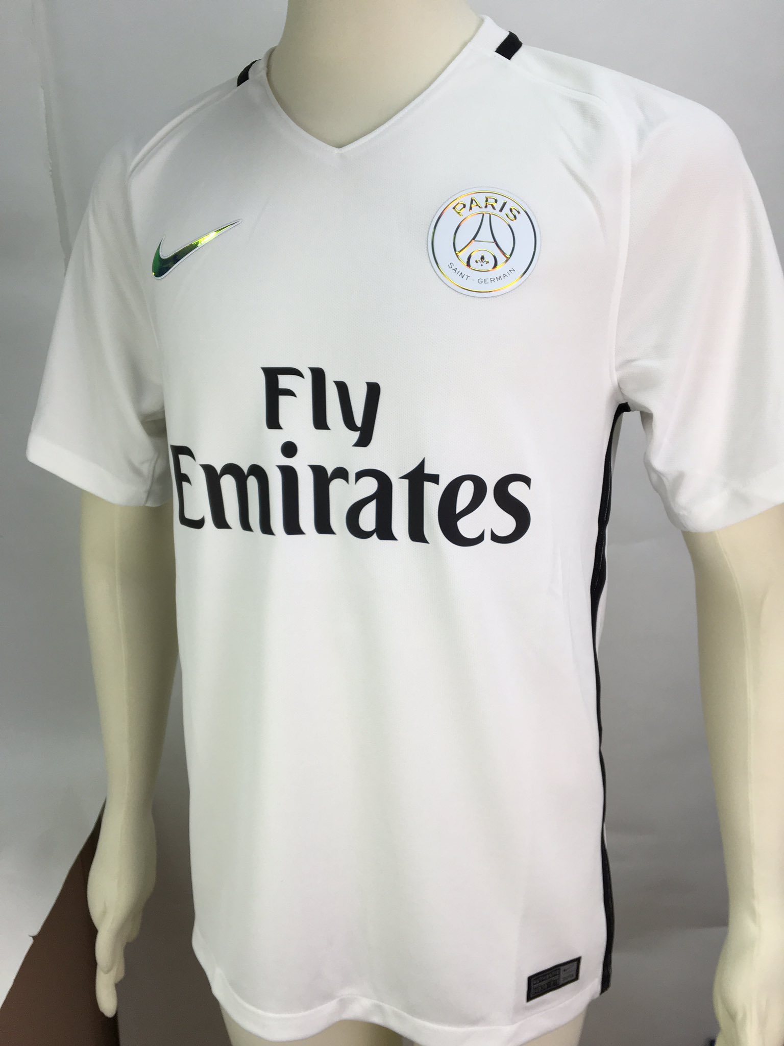 ユニオン佐藤 本日より発売開始 パリサンジェルマン3rdユニフォーム 主にuefaチャンピオンズリーグでの着用が予定されています 光の当たり具合により様々なカラーに光るロゴとエンブレムがいかにもナイキらしい その他トラックスーツ ユニオン佐藤 本日より発売開始 パリサンジェルマン3rdユニフォーム 主にuefaチャンピオンズリーグでの着用が予定されています 光の当たり具合により様々なカラーに光るロゴとエンブレムがいかにもナイキらしい その他トラックスーツ