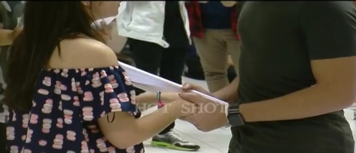 Indahconsinasy2's tweet photo. Omaygaatt... Couple pegangan tangan eaaakkk... Si couple https://t.co/T641h45xKQ