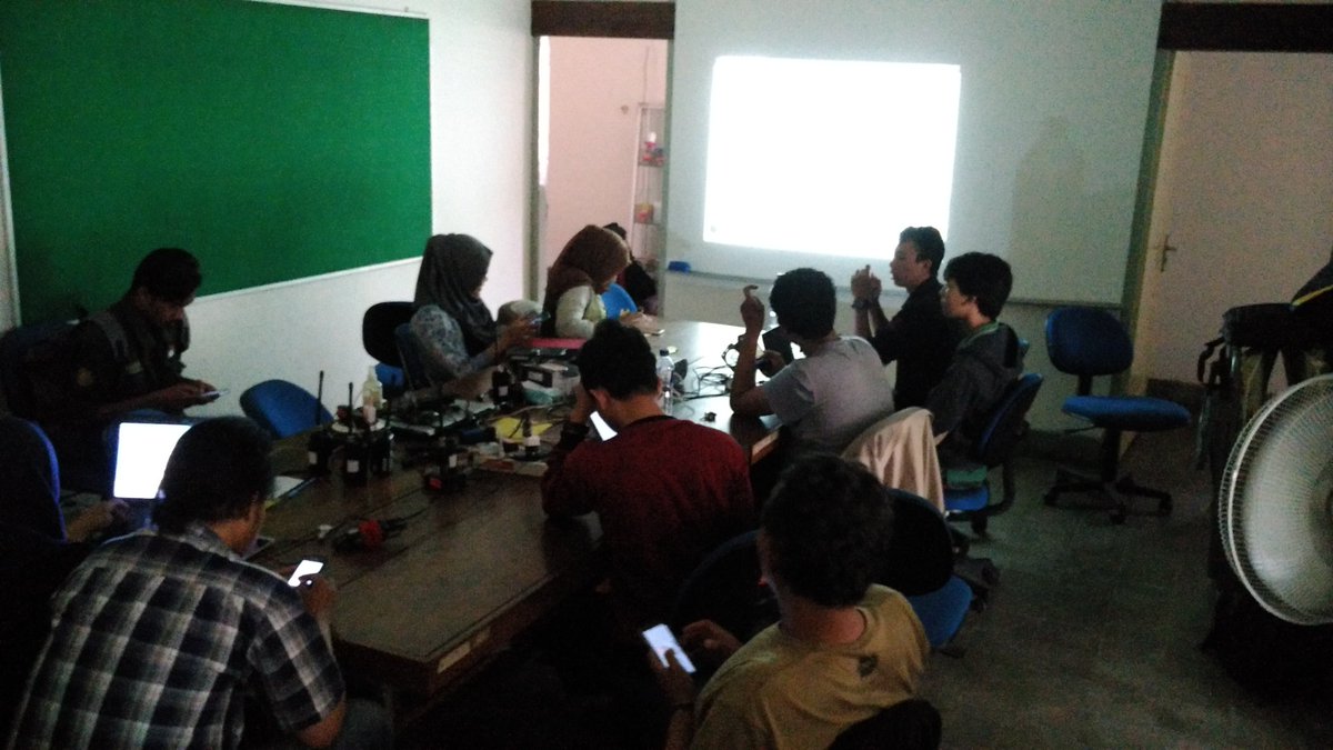 Suasana rapat koordinasi terkait penerjunan relawan utk asessment bersama Repsigama, JS, <a href="/sosmasugm/">SosMas BEM KM UGM</a> sore ini. #DeRU