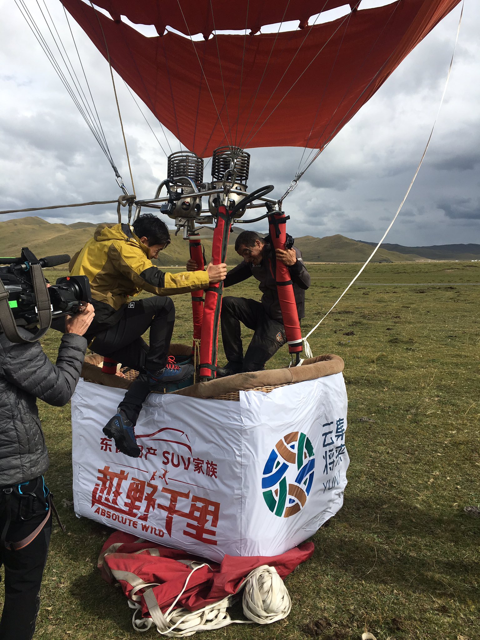 Bear Grylls On Twitter 2 Episodes Done For Absolute Wild In China Yuanhui Fu And Robin Li 6 To Go Both Did So Well Here In Tibet Against Tough Terrain Https T Co Y7d1xrgg47