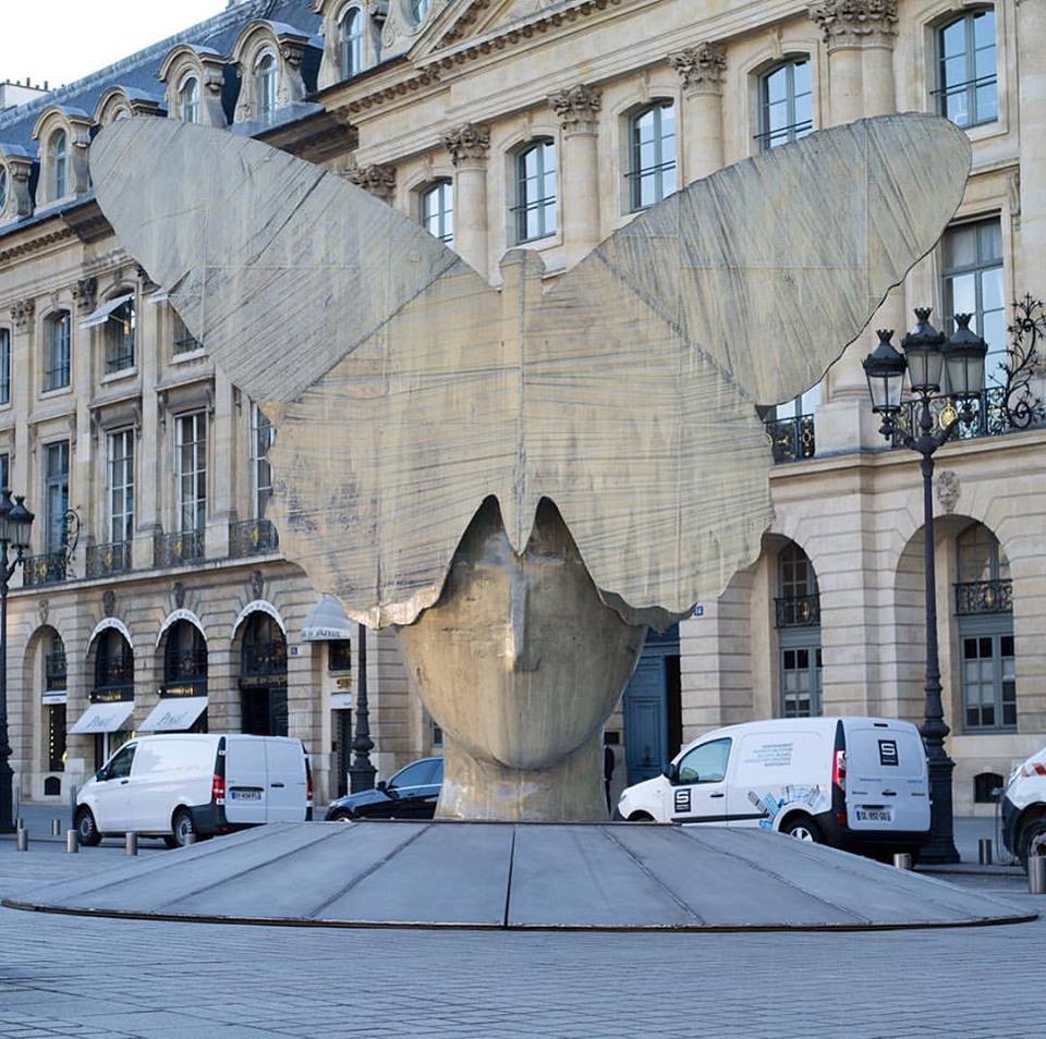 L’artiste espagnol Manolo Valdés expose jusqu’au 5 octobre six sculptures sur la place #Vendôme. #Paris #art