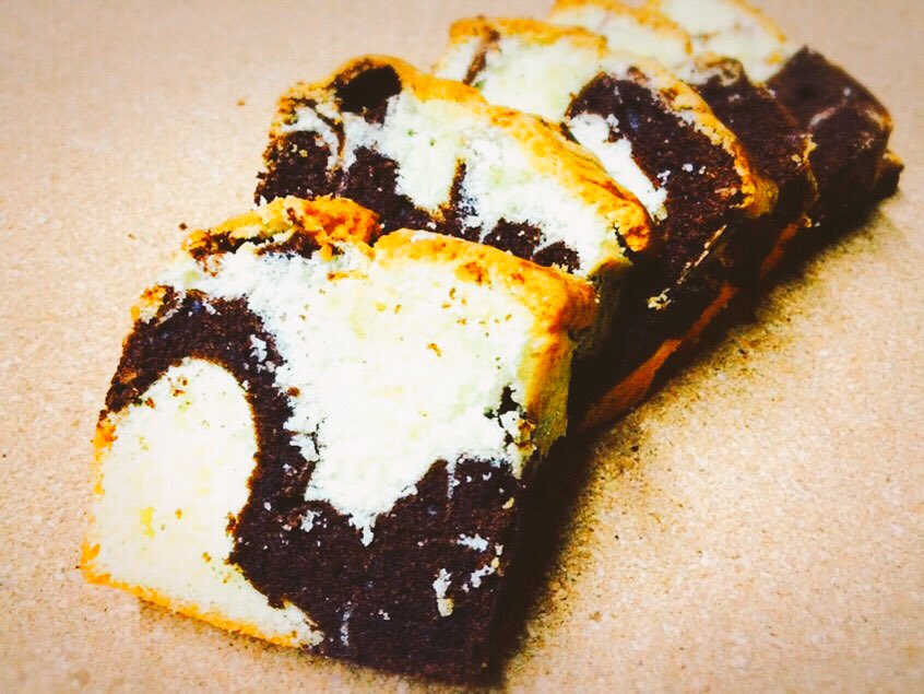 かな スイーツ垢 マーブルパウンドケーキ 急に思い立って作った 始めにバターと粉糖と卵をめっちゃしっかり空気を含ませながら混ぜたから ふんわりと焼きあがりました もっと綺麗なマーブル模様ができるようになりたい 練習や お菓子作り かな スイーツ垢 マーブルパウンドケーキ 急に思い立って作った 始めにバターと粉糖と卵をめっちゃしっかり空気を含ませながら混ぜたから ふんわりと焼きあがりました もっと綺麗なマーブル模様ができるようになりたい 練習や お菓子作り
