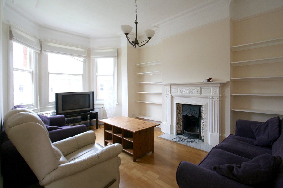 KeatsN10's tweet photo. £358 PW. Newly decorated 3 bed, 1st floor Edwardian conversion in N10. Ideal for professional sharers. Avail 24 Sept - Unfurnished. https://t.co/hoA0tCwjGt