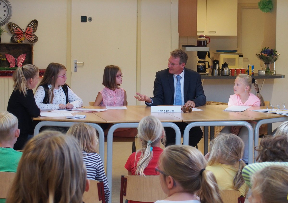 Afgelopen woensdag opende wethouder G.J. Bent de eerste vergadering van de leerlingenraad van IKC Prinses Margriet.