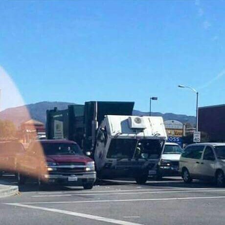 Önünden namahrem geçen erkek duruşu