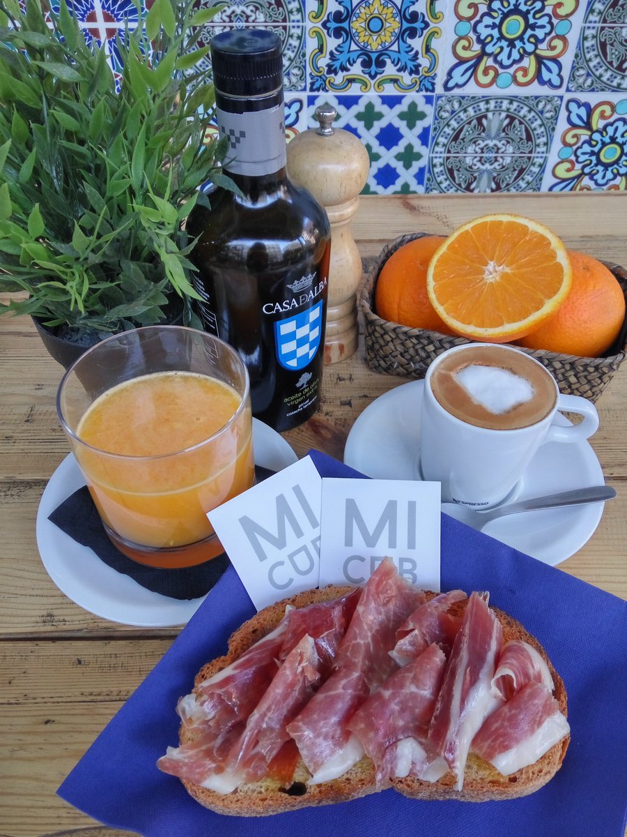 Empieza el día con energía: pan de <a href="/jesusmachiloren/">jesus machi</a> jamón de Manglano, tomate y naranjas de <a href="/valencia/">Valencia</a>