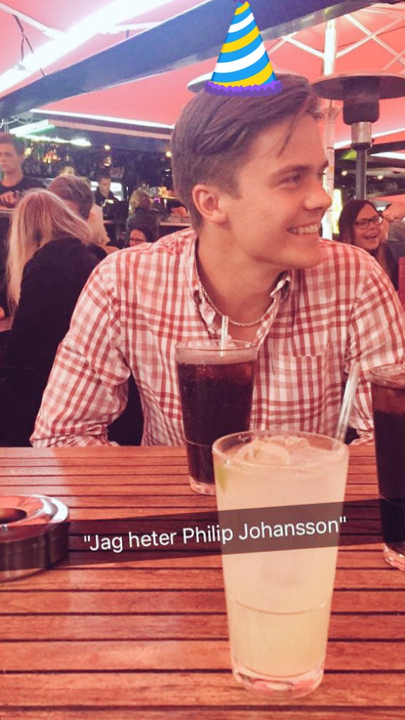 RebeckaMalm's tweet photo. GRATTIS bästaste vän, finns ingen som du 😅😚 Hoppas du får en bra dag utan mig, vi syns imorgon! 🍾🖖🏼💫 @almlw https://t.co/FAxD706Guy