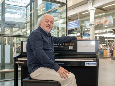 NEWS: <a href="/BillBailey/">Bill Bailey</a> plays
@rolanddguk <a href="/_ThinkIMAGE/">THINK IMAGE</a> wrapped <a href="/roland_uk/">#UnBoxing #NewStock #comingSOON.</a> piano and judges <a href="/StPancrasInt/">St. Pancras International</a> music competition bit.ly/2d9m635