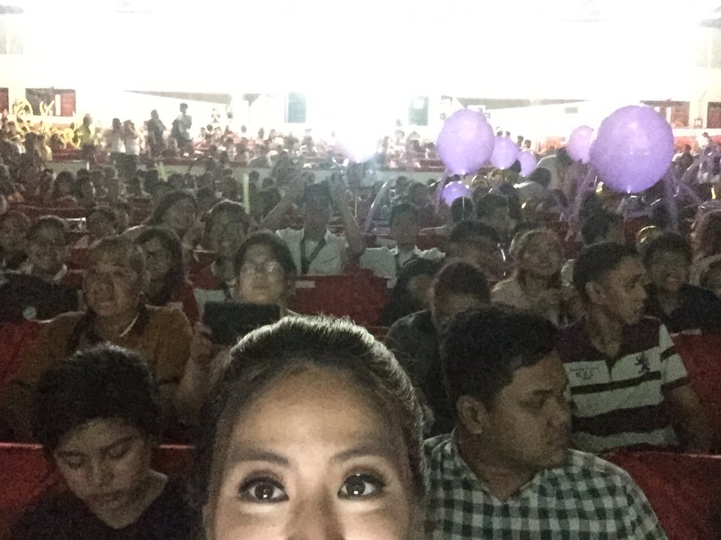 gretchenho's tweet photo. Mr & Ms UE about to start in a bit ๐ #MMUE2016 #UEHuenite #SmartHuenite @livesmart https://t.co/blqVonqQur