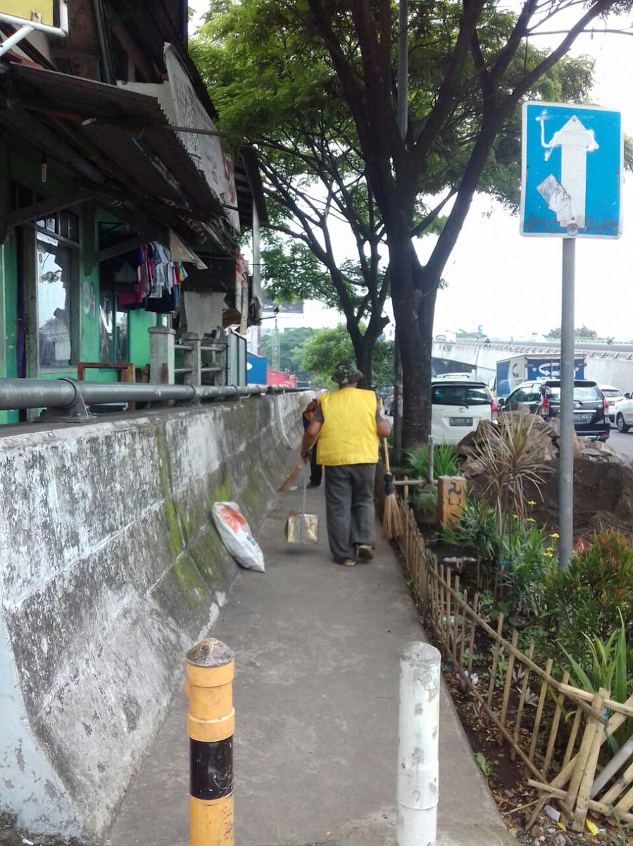 Kel_Sukabungah's tweet photo. NO LITTER please!!!! @ridwankamil @Kec_Sukajadi @PemumBdg @BDGcleanaction @bplh_kotabdg @DiskominfoBdg https://t.co/vJA4Aq9QVA