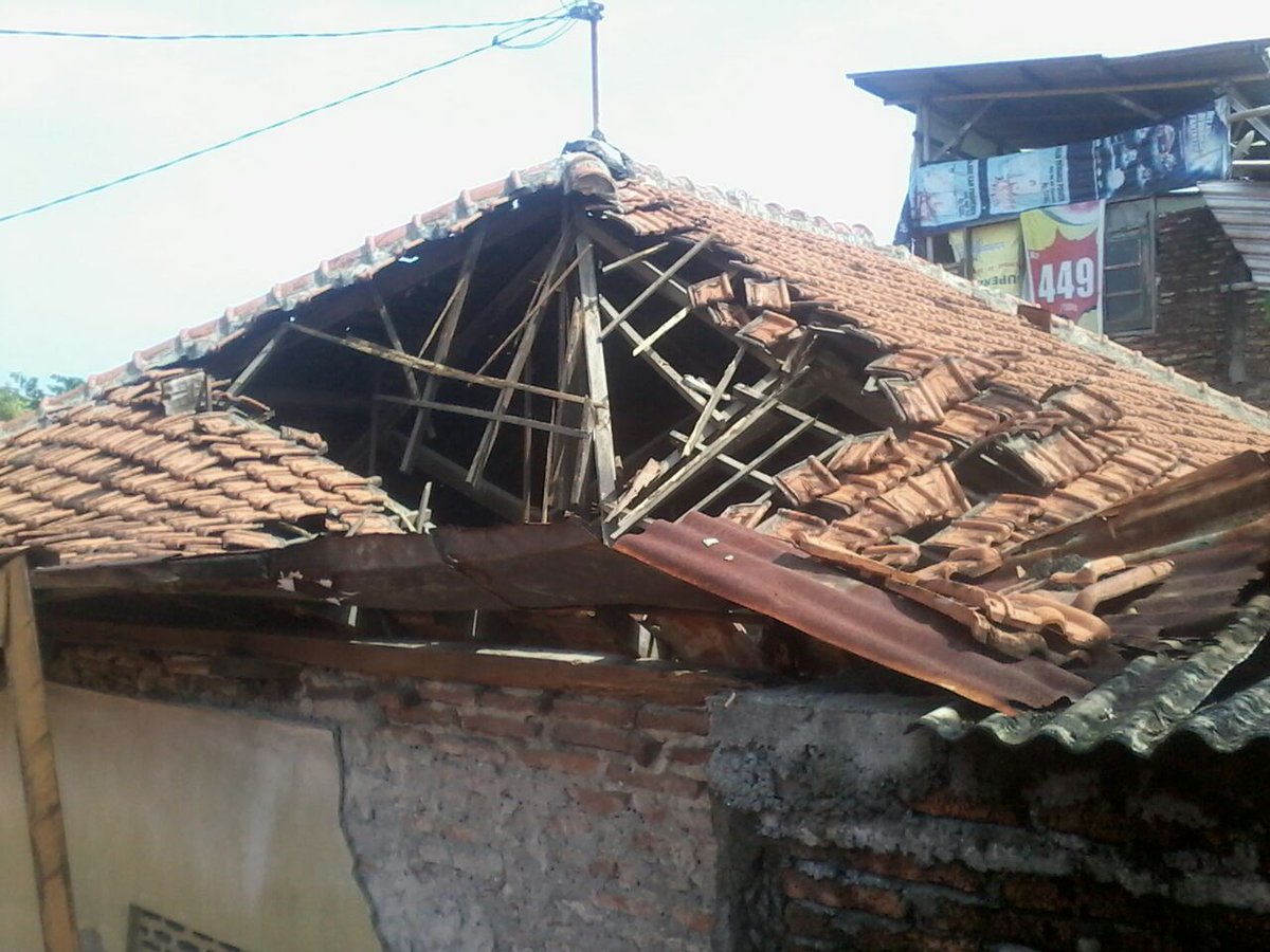 Arti Mimpi Atap Rumah Roboh  INDO PRIMBON