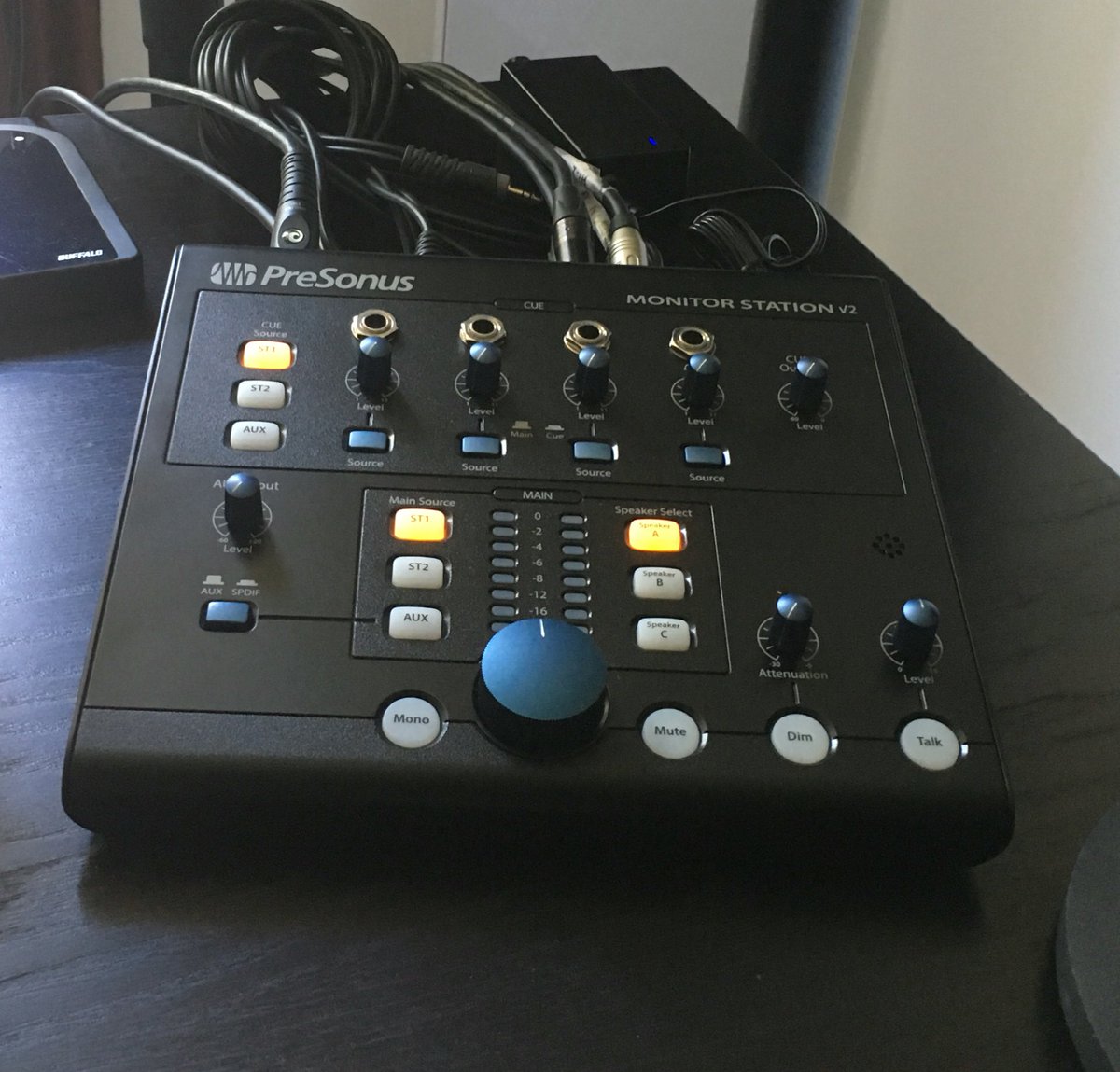 Pratique ce contrôleur de monitoring. Le son est plus propre que le big knob en +!