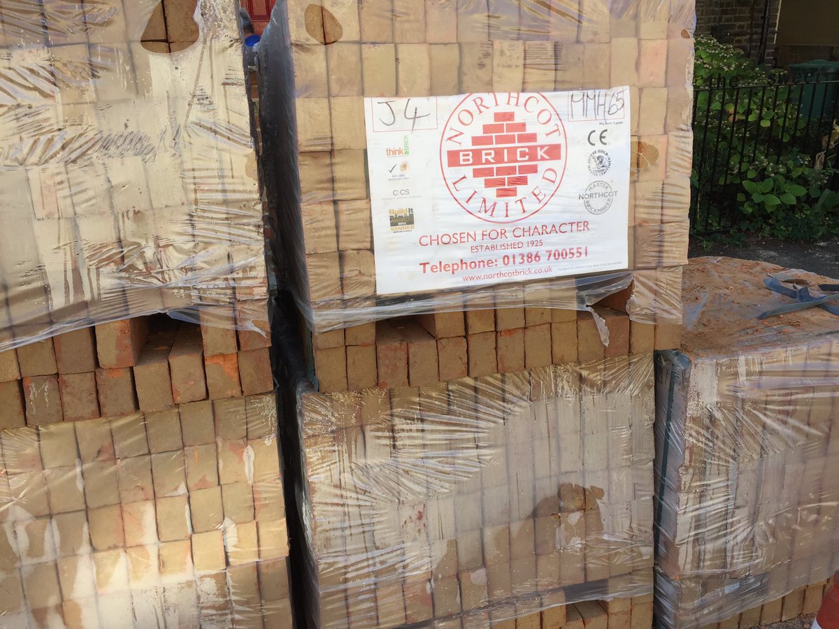 Griffin_Works's tweet photo. Unloading another batch of lovely local hand made brick #northcot #Marlborough #mellow https://t.co/EqCmcPPmiA
