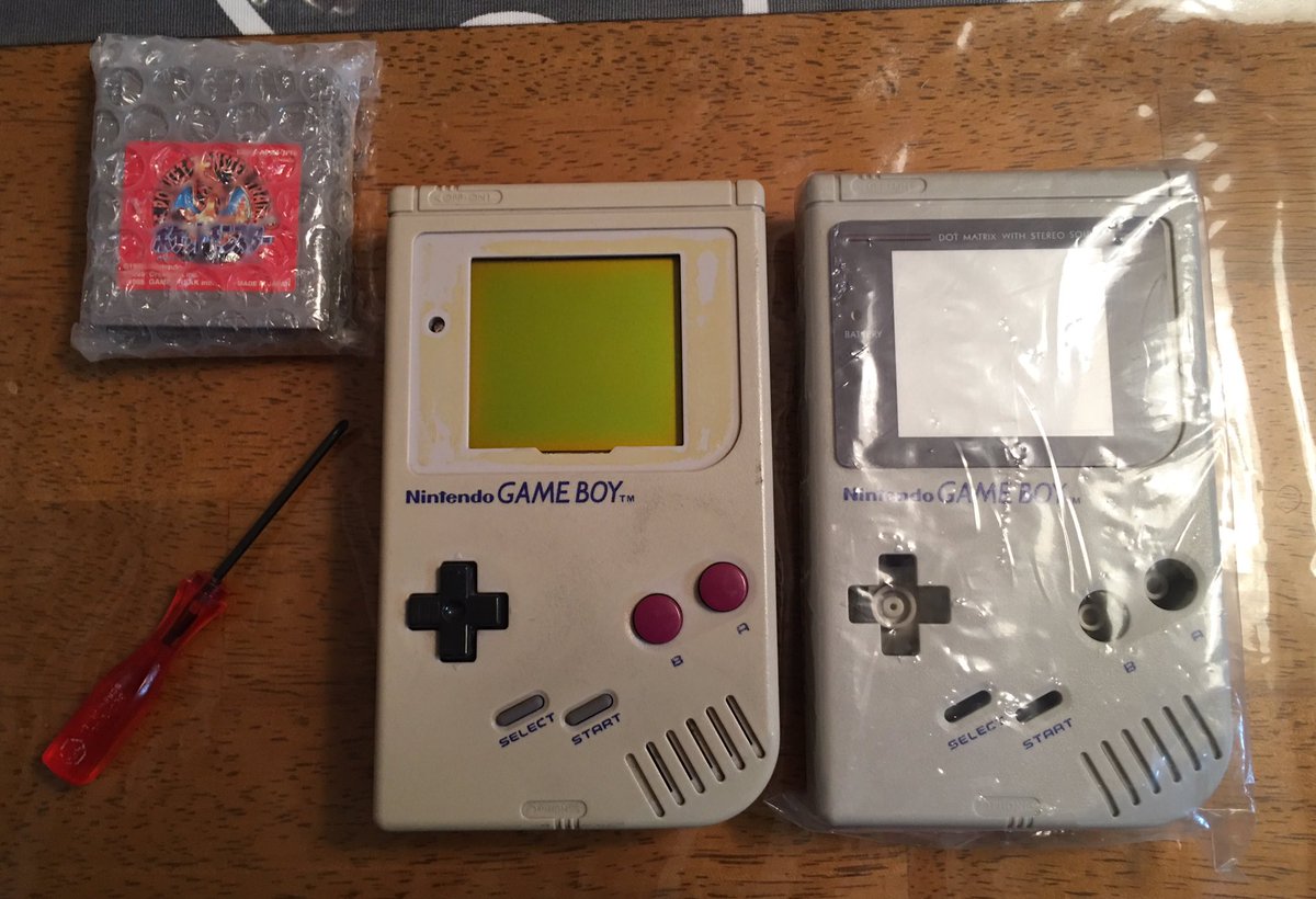 Moo 初代ゲームボーイの外装交換 を実施 外装自体は850円で購入 構造自体はシンプルでネジを外して 中身を移してくらいなので分くらい 電源スイッチの色が元が灰色で 交換シェルは黒だったので そこだけ純正のまま 背面の製造番号のシールの代わりは