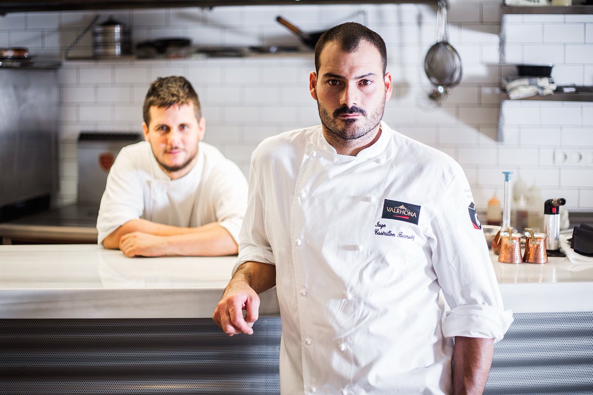 #AlbertoAlonso y <a href="/Iagocastrillon/">Iago Castrillon</a> trabajan por una cocina vista asomada tras una barra que funciona como pase culinaryaction.com/es/tallerculin…