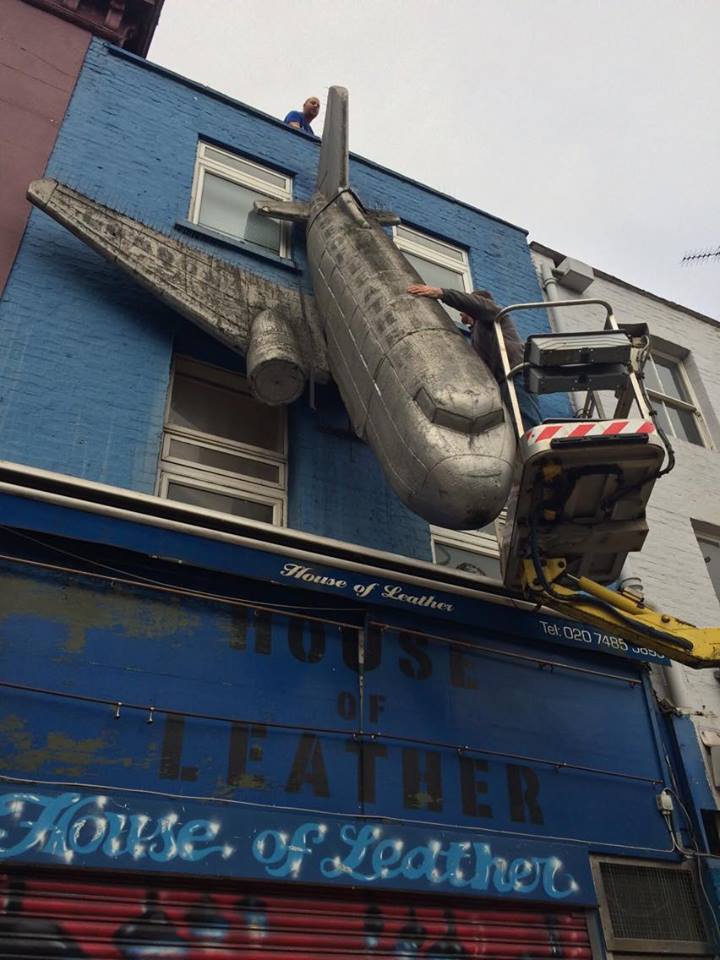 bigstuffdesign's tweet image. 20 years in #camden highstreet and the Dakota comes down!
One of the original @bigstuffdesign installs.
#vm #prop #design #display #dakota
