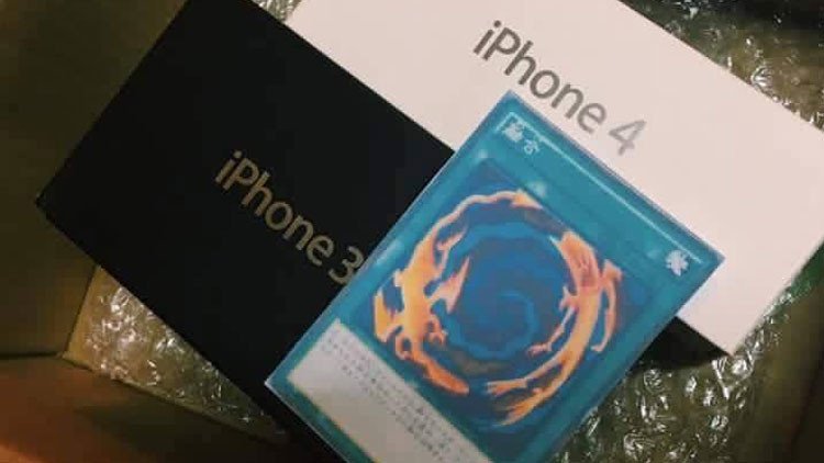 ActualidadRT's tweet photo. Compra un iPhone 7 por Internet pero le envían algo insólito https://t.co/rJ1x546Cvy https://t.co/jBXlvDJRHS