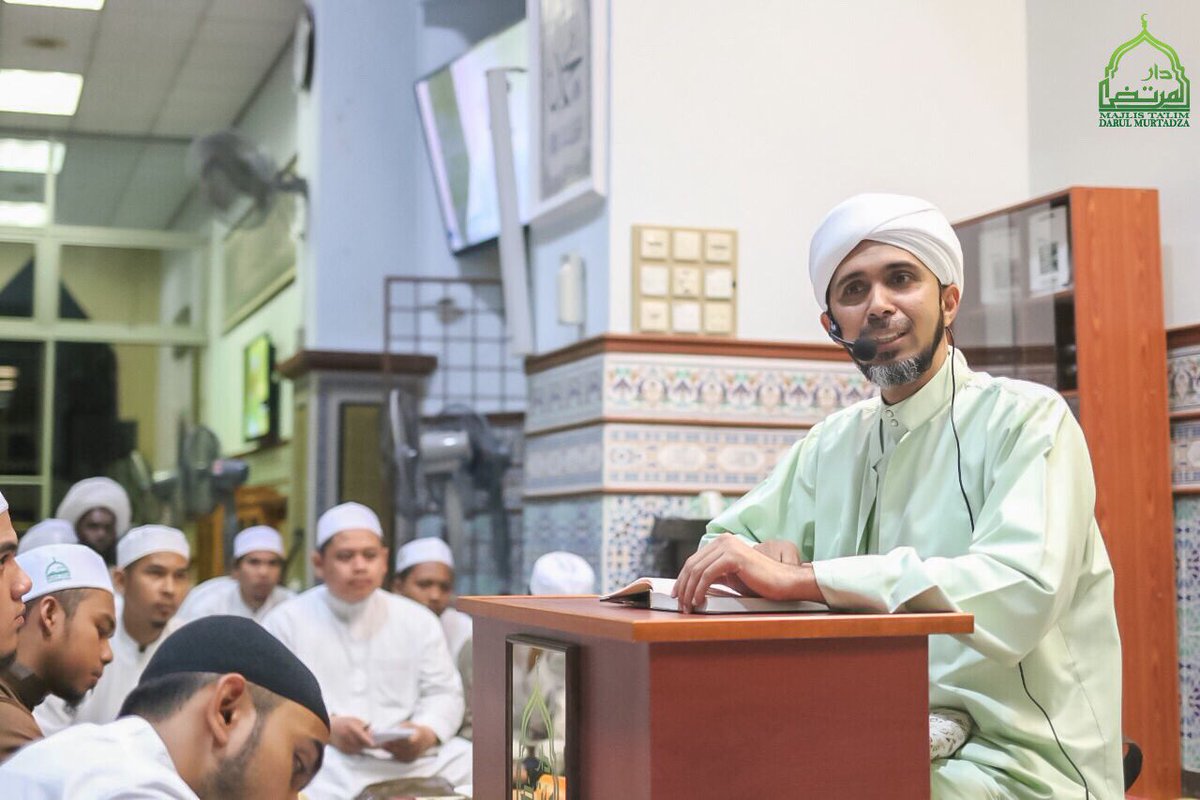 Darul_Murtadza's tweet photo. "Orang yang menutup aib orang lain, الله akan menutup aib dirinya di dunia dan akhirat."

Habib Ali. https://t.co/j65EjMWVGS