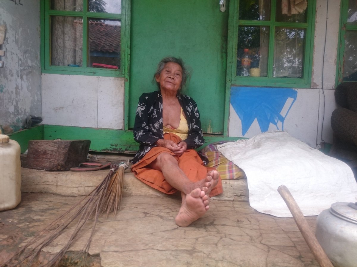 dedikasiku's tweet photo. Pak @aheryawan bisa gak urusa 10 keluarga Miskin Cadas Gantung? Bupati @Kang_DN1 banci.Takut sama kades kayaknya. https://t.co/T8TquqfgFn