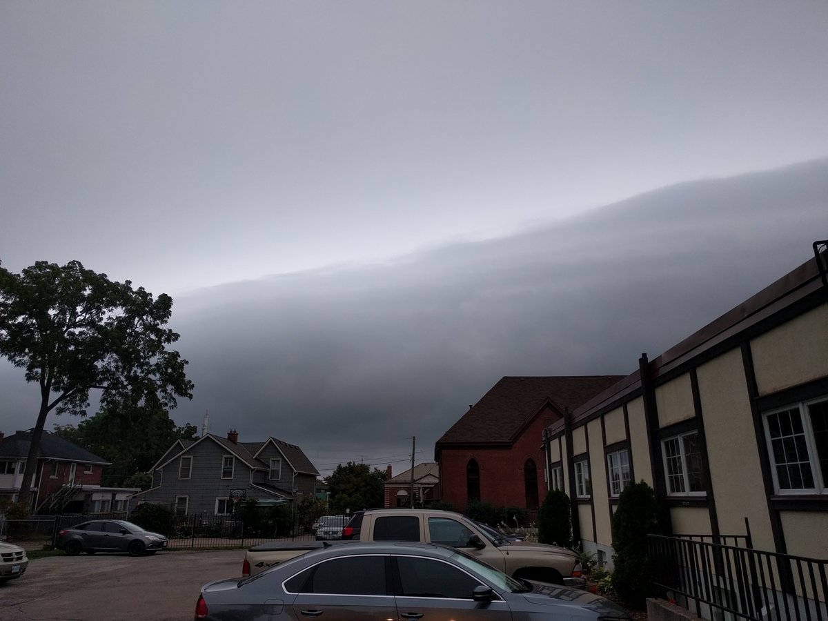 NerdyBirdyBlog's tweet photo. Shelf cloud? #shareyourweather #GrimsbyON @weathernetwork https://t.co/f7DKrshXAl